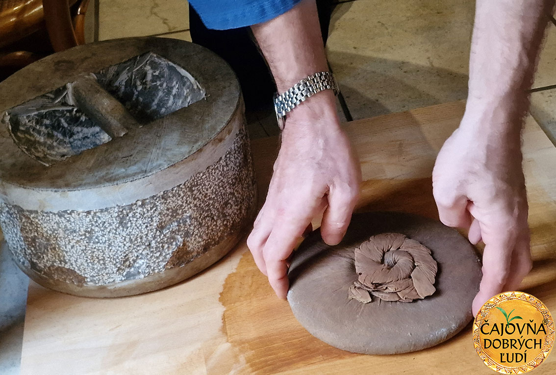 Pod 30 kg originálnymi čajovými kameňmi z Yunnanu sme lisovali čajové koláče z výborného čaju Mao-cha Da Ye 2021.
