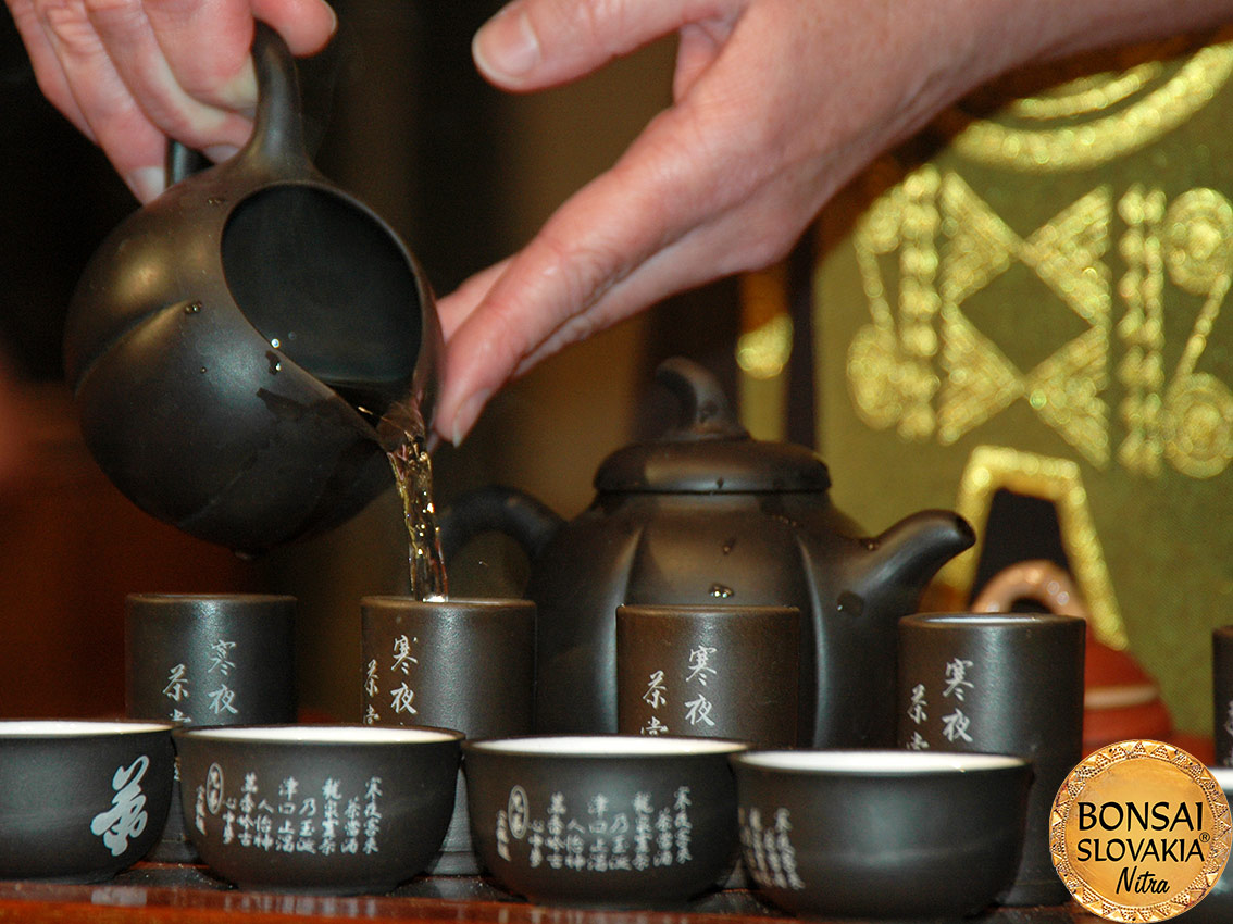 Ako je už našou tradíciou, spolu s tvarovaním bonsajov sa robila i ukážka tradičného čínskeho čajového rituálu spolu s ochutnávkami čajov, pretože bonsaje a čaj k sebe neoddeliteľne patria. 