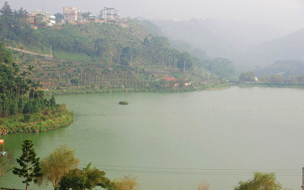 Slávne jazero pod vrcholom Dong Ding